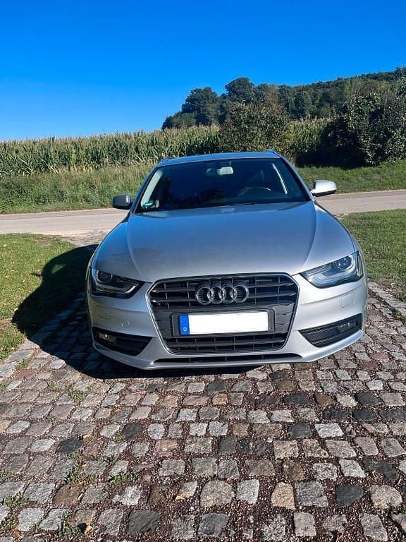 Silber Gebraucht 2015 Audi A4 Ambiente Kombi | 11.980 € (Guter Preis) - Bild 1/4
