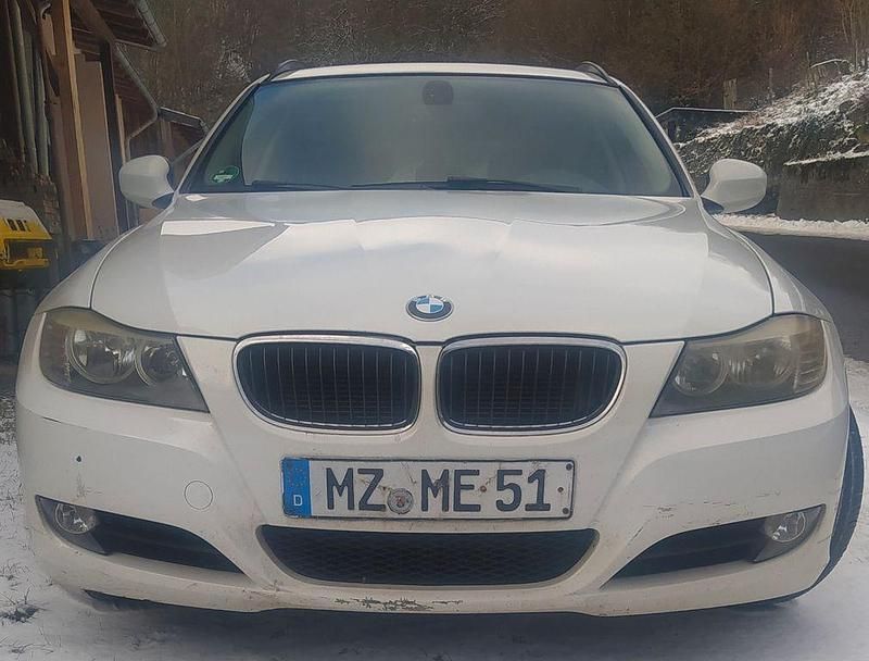 Weiß Gebraucht 2012 BMW 318 Kombi | 3.900 € (Superpreis) - Bild 1/4