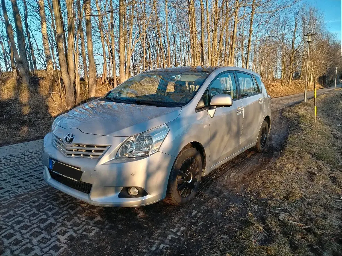 Gebraucht Toyota Verso 143 PS (105 kW) 2011 Silber Van / Kleinbus