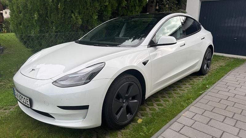 Weiß Gebraucht 2022 Tesla Model 3 Standard Range Limousine | 22.999 € (Superpreis) - Bild 1/4