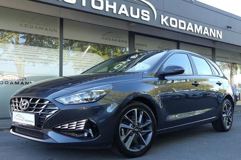 Grau Gebraucht 2023 Hyundai i30 Pure Limousine | 13.950 € (Guter Preis) - Bild 1/4