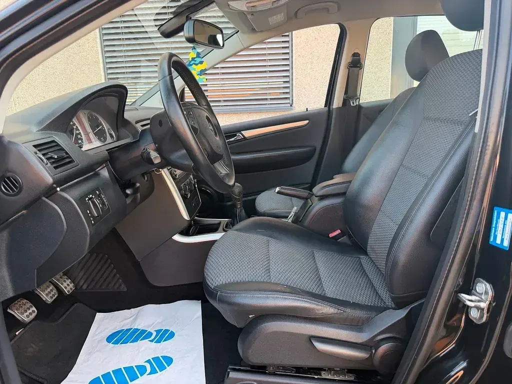 Gebraucht Mercedes B160 95 PS (69 kW) 2011 Schwarz Kleinwagen