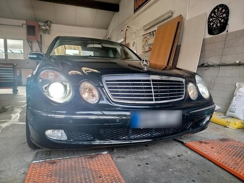 Używany Mercedes E500 306 KM (225 kW) 2004 Czarny Sedan/Limuzyna