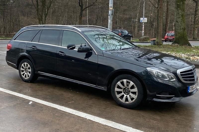 Schwarz Gebraucht 2013 Mercedes E220 Kombi | 9.900 € (Fairer Preis) - Bild 1/4