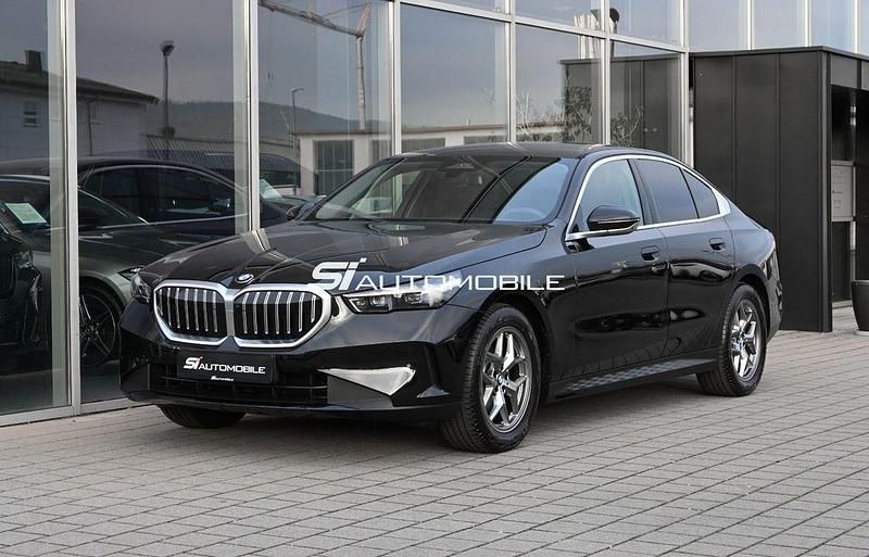Black sapphire metallic Gebraucht 2024 BMW 520 Sport Line Limousine | 48.450 € (Guter Preis) - Bild 1/4