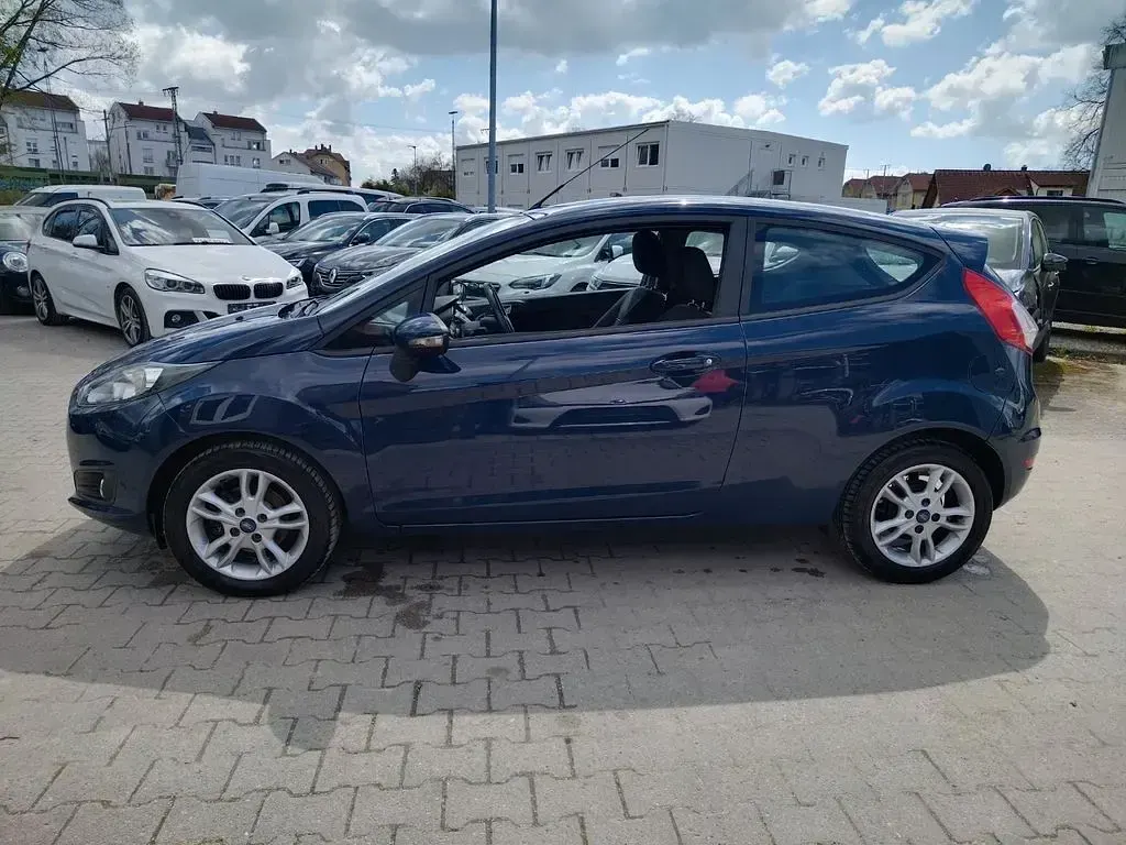 Używany Ford Fiesta SYNC Edition 65 KM (47 kW) 2015 Niebieski Sedan/Limuzyna