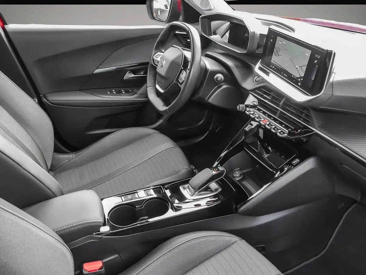 Gebraucht Peugeot e-2008 Allure 100 kW (136 PS) 2021 Manufacturer SUV
