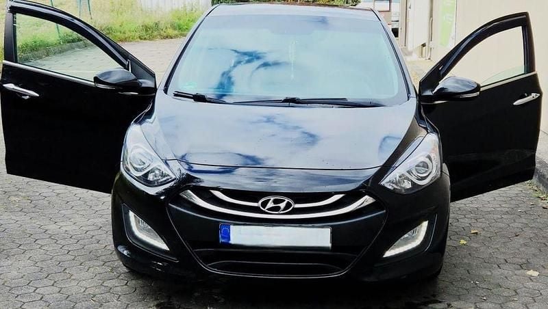 Schwarz Gebraucht 2014 Hyundai i30 Edition Limousine | 8.150 € (Guter Preis) - Bild 1/4