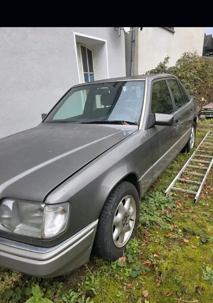 Gebraucht Mercedes E220 150 PS (110 kW) 1994 Silber Limousine