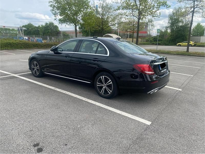 Schwarz Gebraucht 2019 Mercedes E220 Avantgarde Limousine | 29.650 € (Guter Preis) - Bild 1/4
