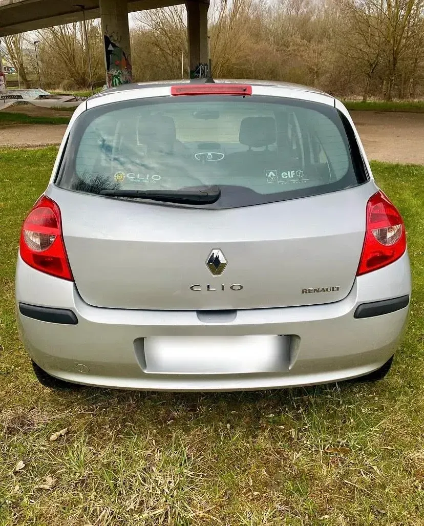 Gebraucht Renault Clio III 90 PS (66 kW) 2006 Silber Kleinwagen