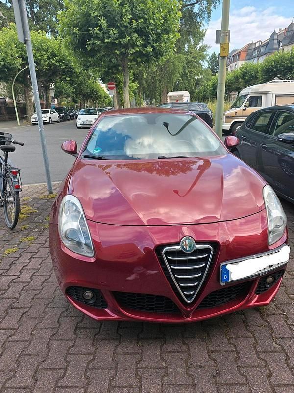 Rot Gebraucht 2010 Alfa Romeo Giulietta Kleinwagen | 5.000 € (Fairer Preis) - Bild 1/4
