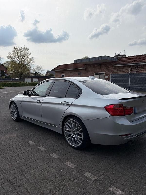 Second-hand BMW 320 Shadowline 184 CP (135 kW) 2012 Argintiu Berlinǎ
