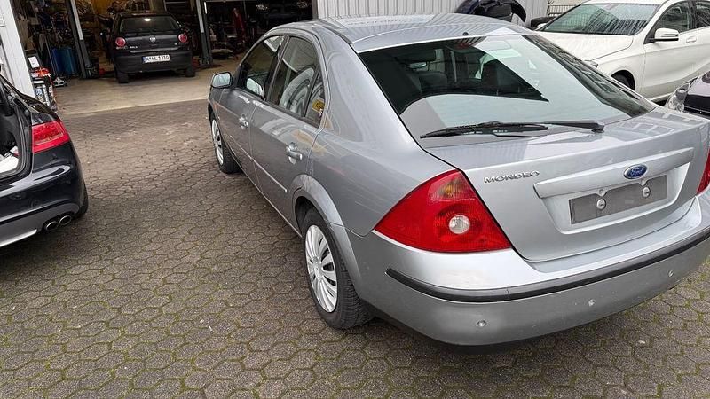 Gebraucht Ford Mondeo Ghia 170 PS (125 kW) 2003 Silber Limousine