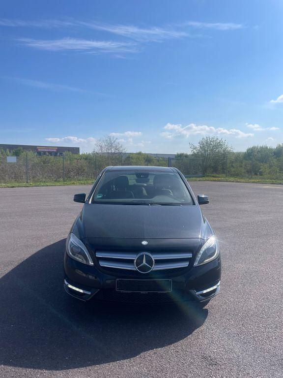 Gebraucht Mercedes B180 122 PS (89 kW) 2012 Schwarz Van / Kleinbus