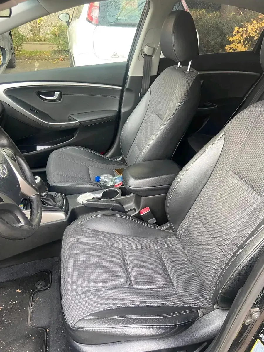 Gebraucht Hyundai i30 Style 99 PS (72 kW) 2012 Schwarz Kleinwagen