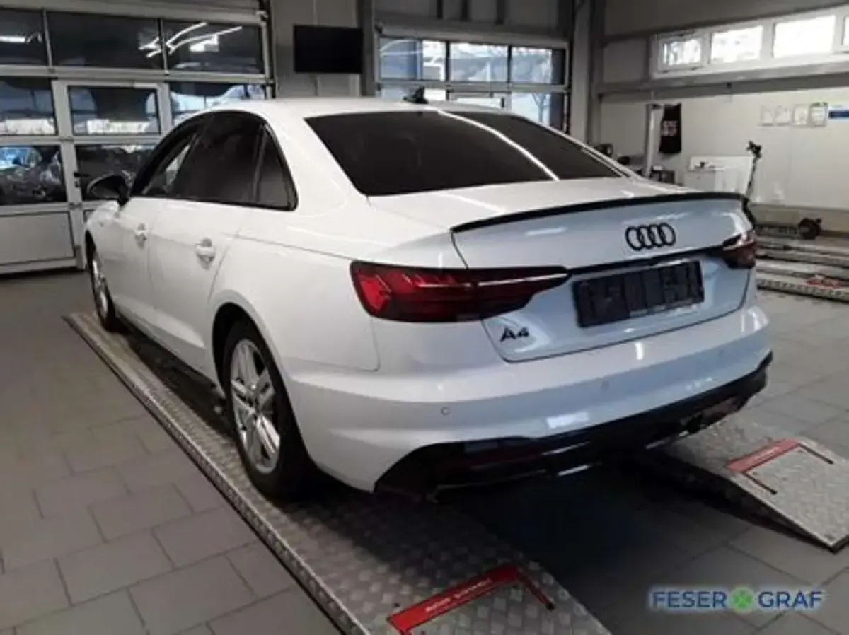 Używany Audi A4 Ambiente 163 KM (119 kW) 2023 Biały Sedan/Limuzyna