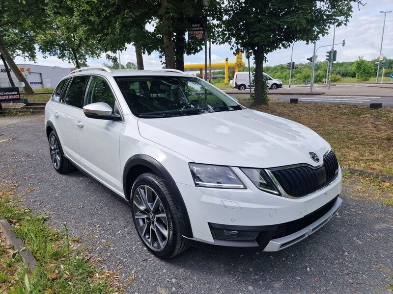 Weiß Gebraucht 2019 Skoda Octavia Scout 4x4 Kombi | 17.999 € (Guter Preis) - Bild 1/4