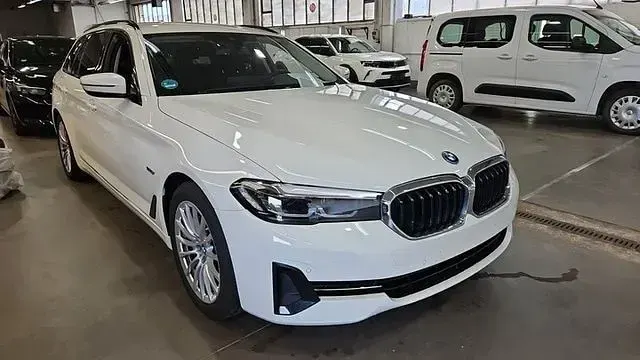 Gebraucht BMW 530 Shadowline 184 PS (135 kW) 2024 Weiß Kombi