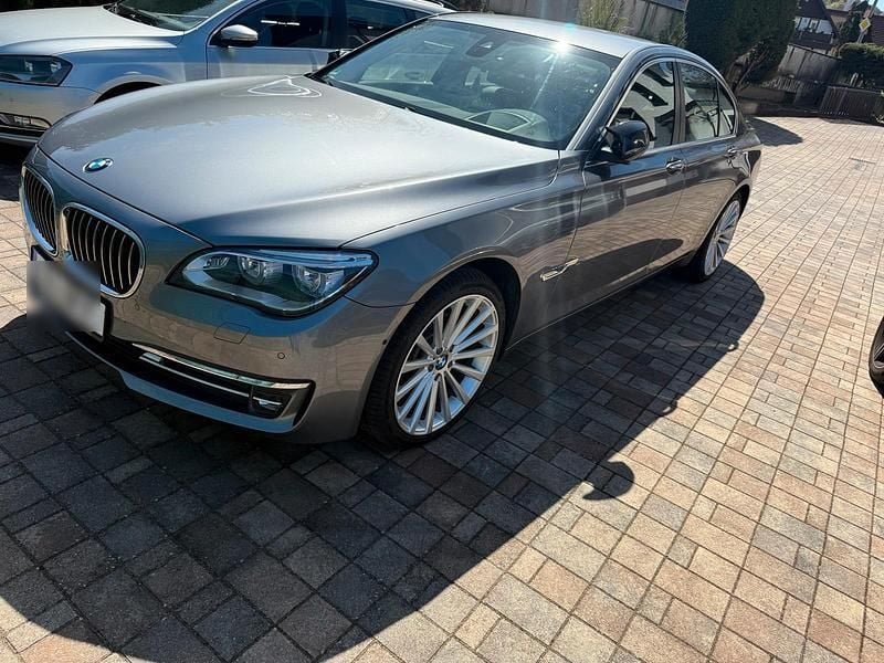 Grau Gebraucht 2015 BMW 730 Limousine | 25.550 € (Fairer Preis) - Bild 1/4