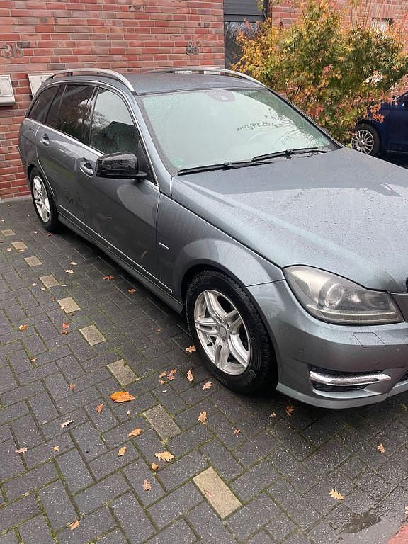 Grün Gebraucht 2012 Mercedes C220 Avantgarde Edition Limousine | 6.500 € (Fairer Preis) - Bild 1/4