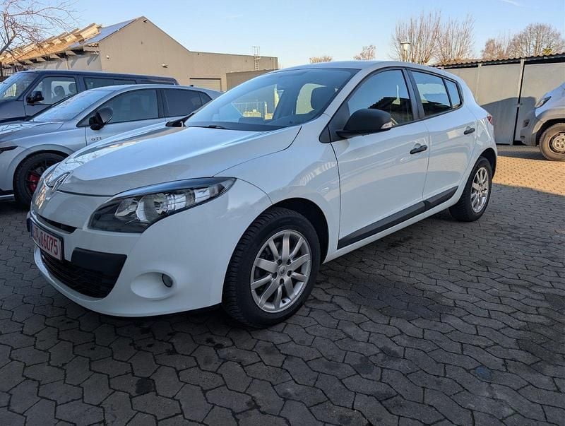 Weiß Gebraucht 2011 Renault Mégane Limousine | 3.500 € (Guter Preis) - Bild 1/4