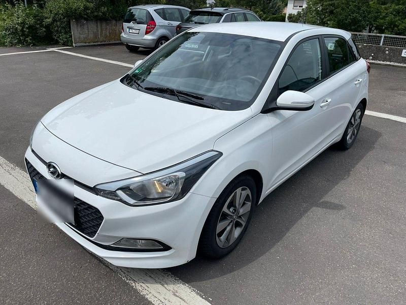 Gebraucht Hyundai i20 101 PS (74 kW) 2017 Weiß Kleinwagen