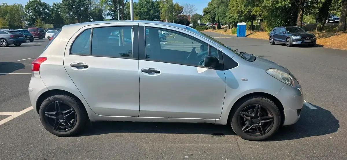 Gebraucht Toyota Yaris 99 PS (72 kW) 2012 Silber Kleinwagen