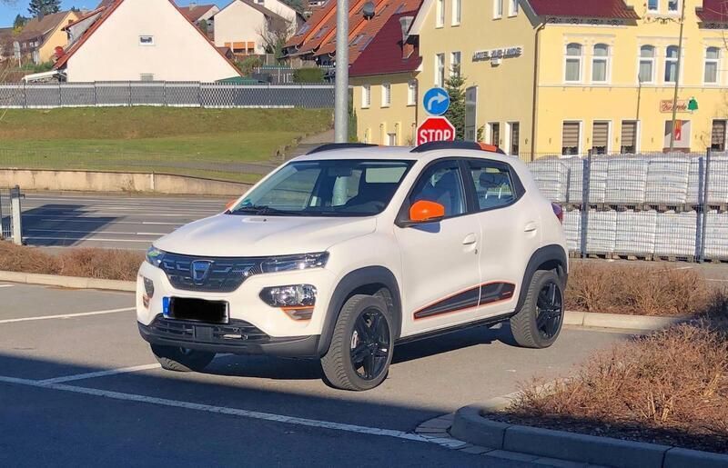Weiß Gebraucht 2022 Dacia Spring Comfort Plus Kleinwagen | 9.950 € (Superpreis) - Bild 1/4