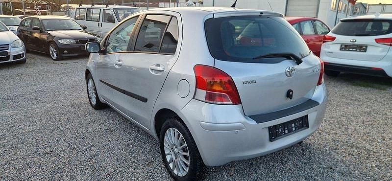 Gebraucht Toyota Yaris Sol 101 PS (74 kW) 2009 Silber Kleinwagen