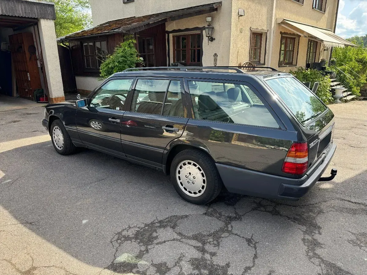 Gebraucht Mercedes E300 180 PS (132 kW) 1989 Schwarz Kombi