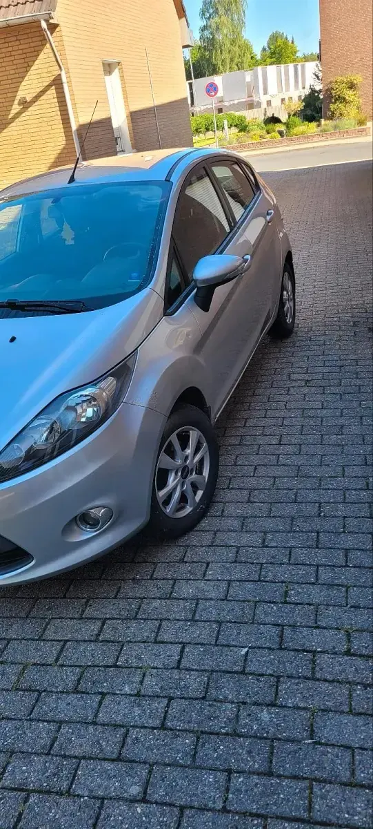 Gebraucht Ford Fiesta 60 PS (44 kW) 2012 Grau Kleinwagen