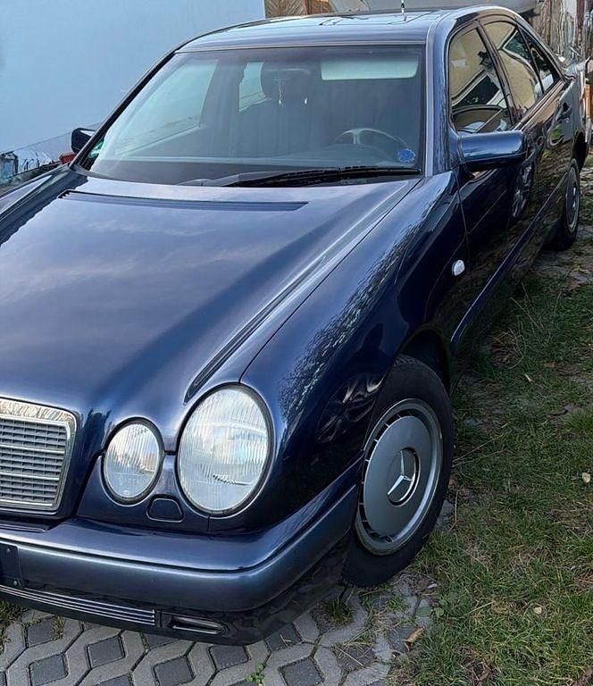 Gebraucht Mercedes E230 Classic 150 PS (110 kW) 1997 Blau Limousine