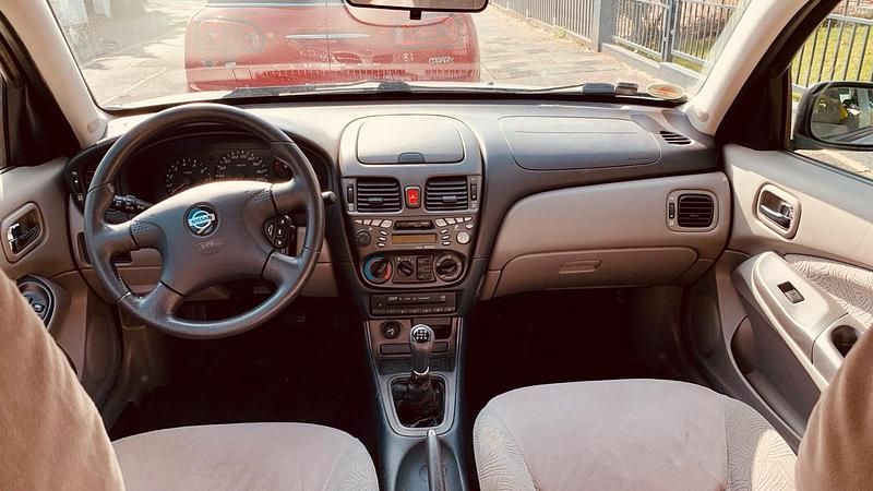 Gebraucht Nissan Almera 90 PS (66 kW) 2001 Silber Kleinwagen