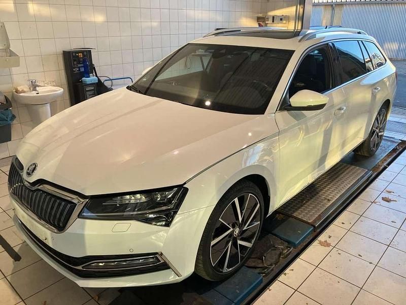 Moonweiss metallic Gebraucht 2021 Skoda Superb LAURIN & KLEMENT Kombi | 24.940 € (Fairer Preis) - Bild 1/2