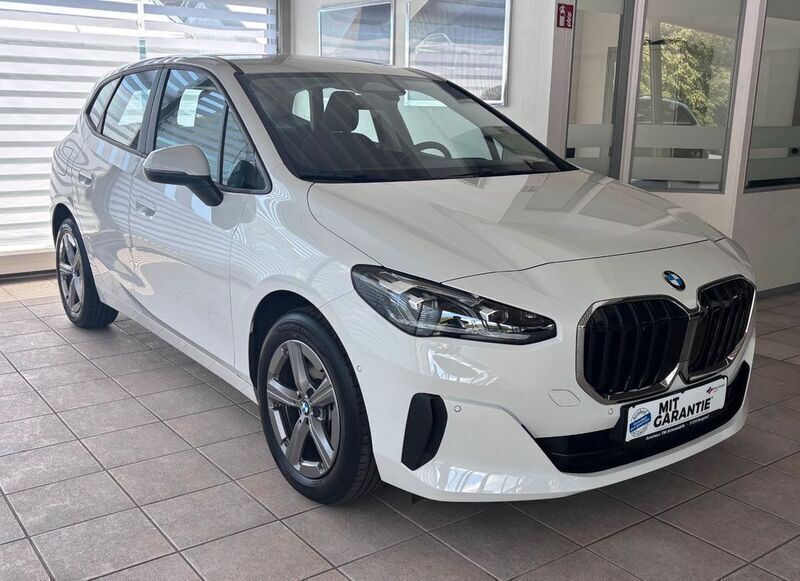 Alpinweiss iii Gebraucht 2023 BMW 218 Luxury Line Van / Kleinbus | 25.399 € (Superpreis) - Bild 1/4