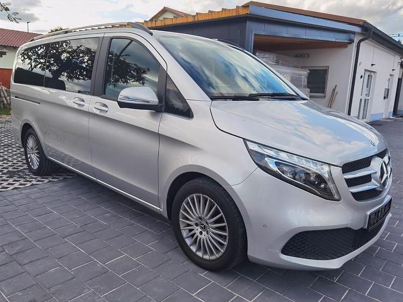 Brillantsilber Gebraucht 2021 Mercedes V220 Edition Van / Kleinbus | 38.690 € (Etwas zu teuer) - Bild 1/4