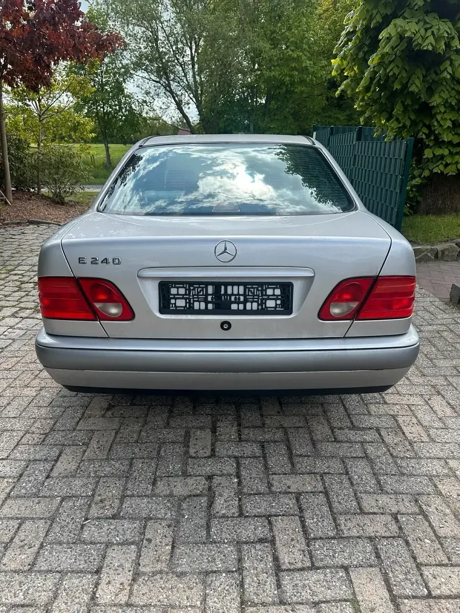 Gebraucht Mercedes E240 170 PS (125 kW) 1998 Silber Limousine