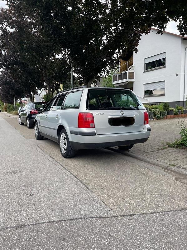 Silber Gebraucht 2000 VW Passat Kombi | 700 € (Guter Preis) - Bild 1/4