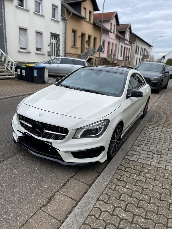 Weiß Gebraucht 2014 Mercedes CLA180 AMG line Limousine | 14.000 € (Fairer Preis) - Bild 1/4