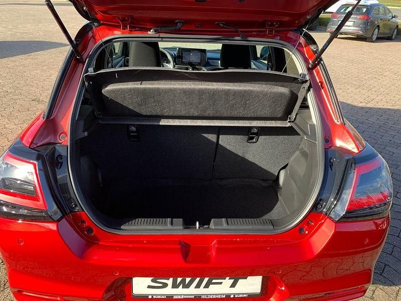 Gebraucht Suzuki Swift Comfort+ 83 PS (61 kW) 2025 Rot Limousine