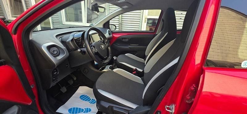 Gebraucht Toyota Aygo X-play 69 PS (50 kW) 2017 Rot Kleinwagen