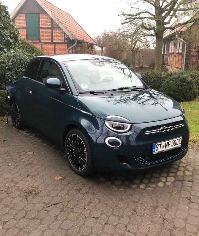 Grün Gebraucht 2022 Fiat 500e La Prima Limousine | 16.490 € (Guter Preis) - Bild 1/4