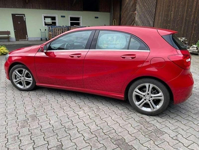 Gebraucht Mercedes A200 156 PS (114 kW) 2014 Rot Limousine