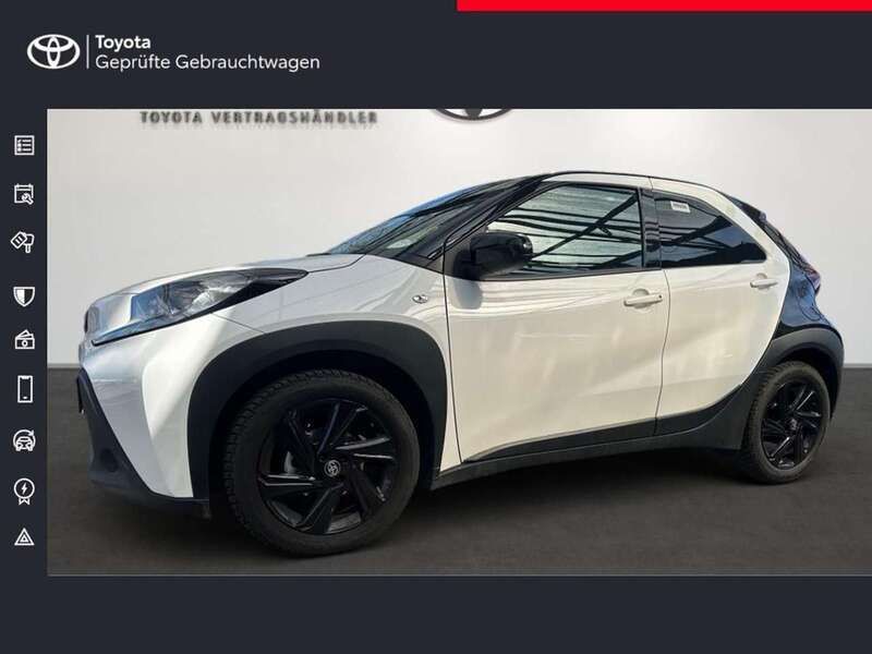 Super white (040)/ black mica (209) Gebraucht 2024 Toyota Aygo X-Black Kleinwagen | 16.900 € (Fairer Preis) - Bild 1/4