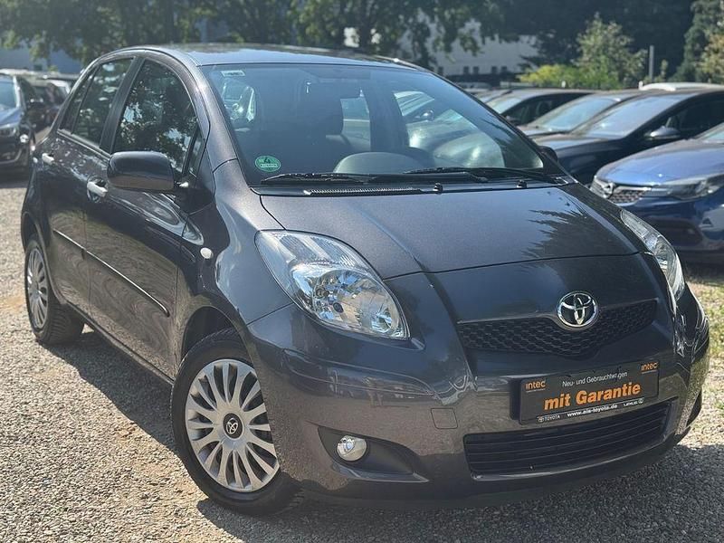 Grau Gebraucht 2010 Toyota Yaris Eco Limousine | 6.490 € (Teuer) - Bild 1/4