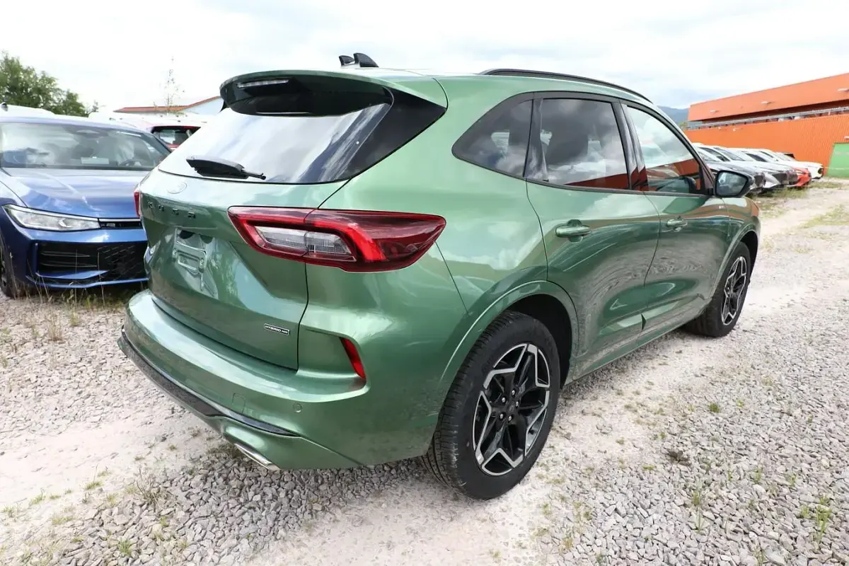 Neu Ford Kuga ST-Line 182 PS (133 kW) 2026 Bursting green metallic SUV
