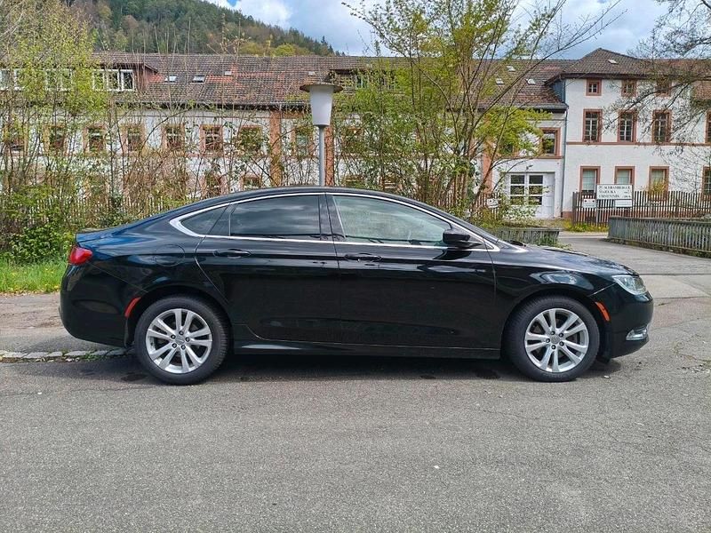 Second-hand Chrysler 200 184 CP (135 kW) 2019 Negru Berlinǎ