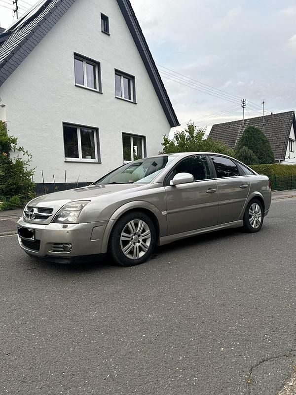 Grau Gebraucht 2005 Opel Vectra Limousine | 1.699 € (Fairer Preis) - Bild 1/4