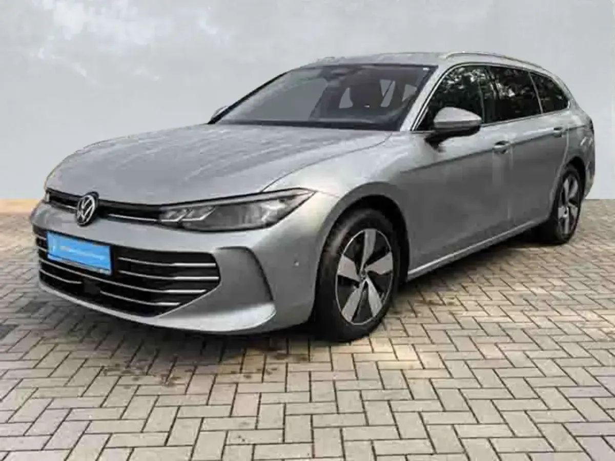 Gebraucht VW Passat Business 150 PS (110 kW) 2025 Oyster silver metallic Kombi